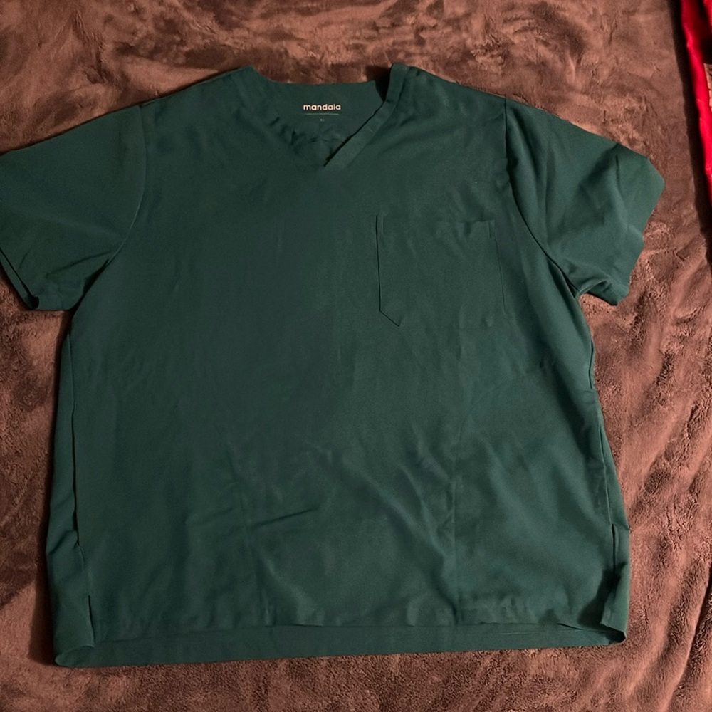 NWOT Men’s Mandala scrub top